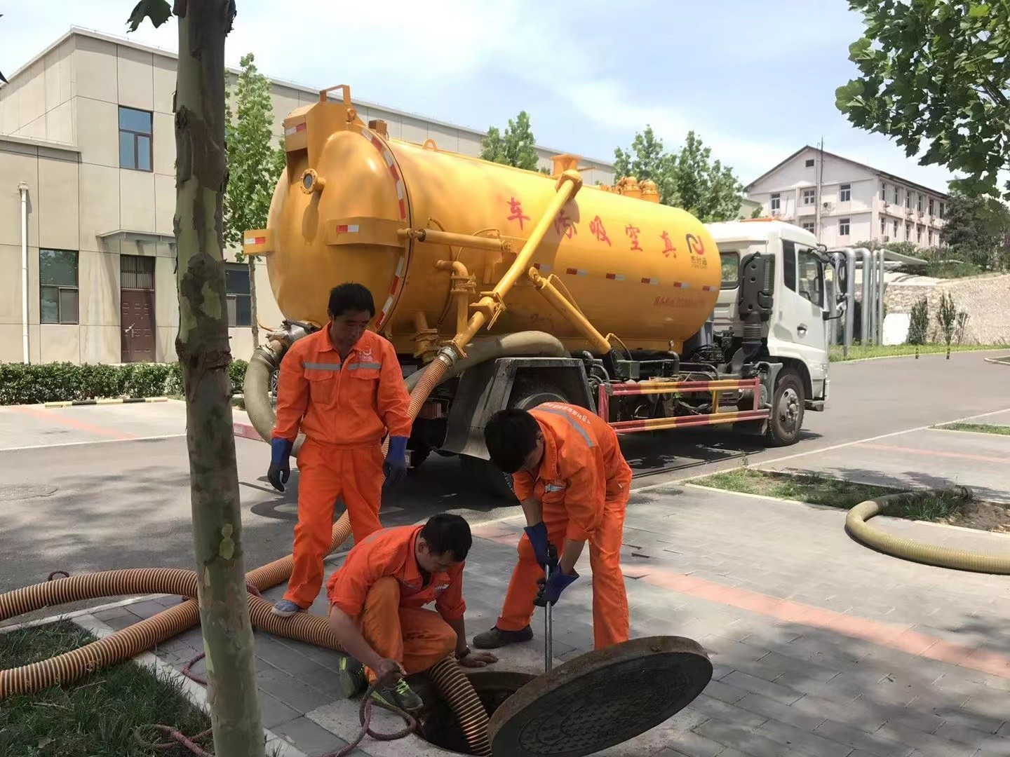 平谷管道疏通车停在窨井附近